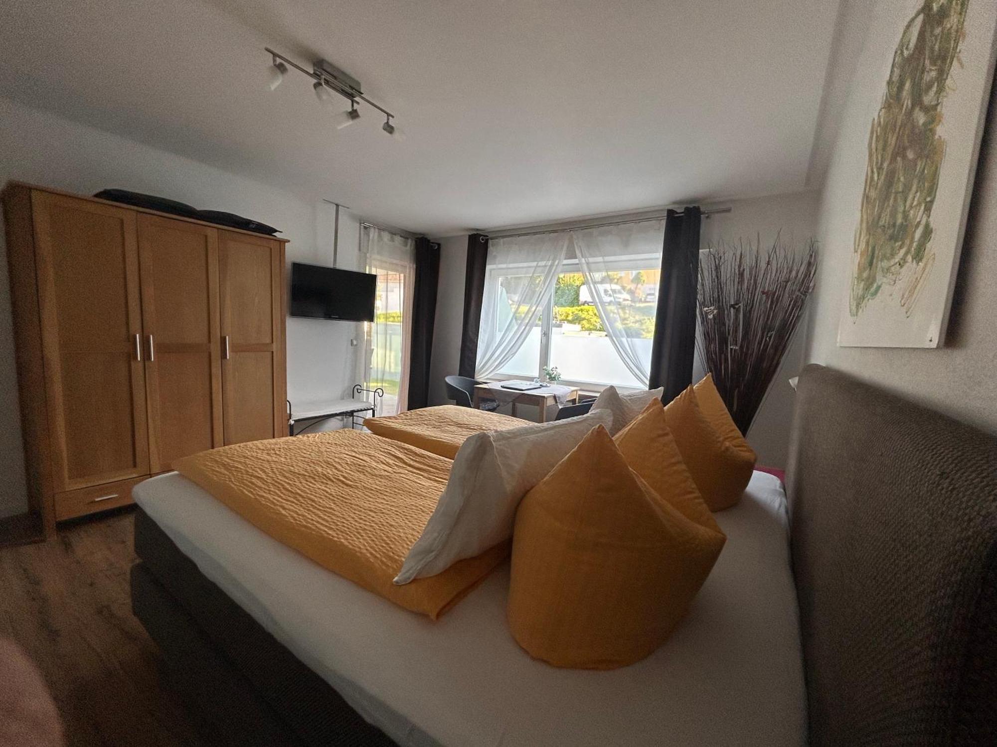 Gaestehaus Sommertal Mit Pool Im Garten, Eigener Parkplatz, 800M Zum Bodensee, 300M Zur Altstadt Meersburg Szoba fotó
